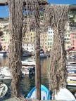 vista sul porto di camogli fra le reti dei pescatori vista sul porto di camogli fra le reti dei pescatori