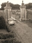 L'immagine l'ho scattata da una villa sui colli romani, mi piaceva l'insieme della macchina vecchia e di quel cancello malandato.