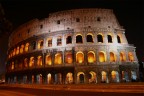 Colosseo Roma vista notturna a mano libera