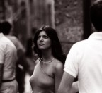 uno sguardo tra la folla uno sguardo tra la folla