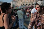 altra foto della partot:un clown che parla con una ragazza..