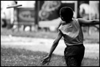 Un bambino al lago di como che gioca con il frisbee.