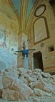 una chiesa distrutta dal terremoto... un crocifisso come a guardia del luogo...

attendo i vostri commenti