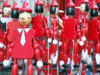 Un mercatino per me  spesso stimolante per foto poco importante da un punto di vista di pura rappresentazione della realt, ma folgorante per cogliere riquadri di essa espressivi e vibranti come questo... Un fitto tessuto di forme plastiche, drammaticamente appiattite dalla satura e portante colorazione rossa.