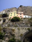 Dentro la roccia una casa. Dentro la natura un duro durissimo inquietante pugno e sberleffo. L'uomo  bravo ad usare violenza verso il mondo e di conseguenza verso se stesso. Eppure cos abile a giustificare ogni volta tale gesto, con mille argomenti. Ecco come colore e malta si fanno spazio giustificate nel cuore della pietra. sar vero?