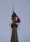 la madonnina sul duomo di Milano, certo ke un bel sole avrebbe reso questa foto un tantino migliore....   peccato