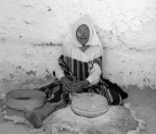 Tunisia - Matmata . Visita ad un villaggio troglodita , qui donna berbera in una dimostrazione manuense x noi turisti.