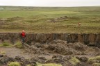 Siamo in presenza di una porzione della dorsale medio - atlantica, in Islanda.
Purtroppo l'immagine non rende appieno il senso di isolamento del luogo.
Il crepaccio  lungo svariati chilometri e raramente si vedono persone "al di l" del crepaccio.