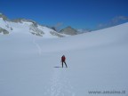 ghiacciaio delle Lobbie, durante la traversata del ghiacciaio in luglio. Nikon Coolpix 7900.
Mi da il senso di quanto sia piccolo l'uomo...........