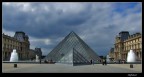 ancora uno scatto parigino, ancora il louvre nelle sue geometrie