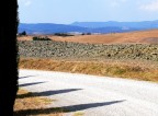 Paesaggio nel pisano, in vicinanza di Volterra sulla strada che conduce a San Giminiano) 
Lumix FZ50, f 8, 1/400, ISO 100, lungh. foc. equiv. circa 95 mm