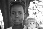 Huetza, 7 anni, con la bambola che ha da poco ricevuto in dono.