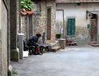 noia, pomeriggio sotto il cielo velato da una calura fiacca e grigia, in un'insignificante piazzetta di Castel San Giminiano.
DMC-FZ50, f 4.5, 1/250, 100 ISO, lungh. foc. circa 120 mm