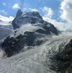 Qui mentre ero nella cabinovia diretto verso la cima a mt 3800 sotto si vede l'immenso ghiacciaio...