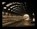 Una mattina di maggio, folla intorno, ma calma in questa porzione della stazione centrale