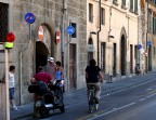 L'interpretazione pisana del concetto europeo di pista ciclabile ... Foto dedicata - a mo' di ringraziamento per avere applicato l'ICI meno esosa (... eh eh ...) della Toscana - a quella stessa amministrazione comunale che a suo tempo ho votato.
DMC FZ50, f/4, 1/250, ISO 100, lungh. foc. 90 mm equiv., 27/07/2007 ore 12:55