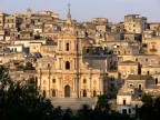 Modica Alta col Duomo di San Giorgio ripresa dal Belvedere.
Lumix DMC FZ30, f/5.6, 1/400 sec, ISO 80, lungh. foc. 140 mm equiv.; 8/9/06 ore 17:16