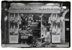 Foto scattata a Verona... con l'occhio concentrato nel mirino della fotocamera e l'orecchio attento all'arrivo di una bicicletta.

Suggerimenti e critiche sempre ben accetti.