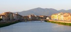 I lungarni di Pisa presi d'infilata dal ponte alla Cittadella.
Crop da foto ripresa con DMC FZ50, f/5, 1/250 sec, ISO 100, lungh. foc. 66 mm equiv.; 26/7/2007 ore 19:52