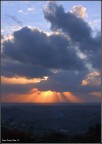 Raggi di Sole che scaldano la terra Raggi di Sole che scaldano la terra