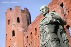 Porte Palatine: statua di Giulio Cesare

Canon EOS 5D + 24-105 f/4 L IS