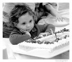 Lo sguardo malinconico (incredibile ma vero) di una bimba di due anni, alla festa di compleanno di una amica... di un anno pi giovane :)