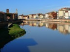 Forse un po' meno buona di quella postata due giorni fa, ma illustra, a beneficio dei non pisani, un'altra sezione dei Lungarni di Pisa: Lungarno Mediceo e Lungarno Pacinotti, visti dal ponte della Fortezza. 
Lumix DMC FZ50, f/8, 1/400 sec, 100 ISO, lungh. foc.  70 mm equiv.; 2/11/07 ore 12:05.