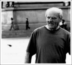 bambini corrono ai piedi di una statua bambini corrono ai piedi di una statua