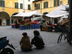 Pisa, Piazza delle Vettovaglie (mercato), di pomeriggio quando le attivit di vendita stanno per cessare.
Lumix DMC FZ30, f/4, 1/60 sec, ISO 80, lungh. foc. circa 45 mm equiv.