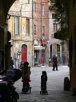 Pisa. Via Domenico Cavalca (zona dei mercati di frutta e verdura) dall'arco di Piazza delle Vettovaglie nel periodo (lunghissimo) di restauri che ci ha restituito alla fine, ahim, una piazza del mercato snaturata e 'modernizzata', senza pi gli originari banchetti coperti artigianali, sostituiti, ri-ahim, da pi razionali coperture moderne in tela e metallo che si aprono a manovella... Lumix DMC FZ30, f/4, 1/60 sec, ISO 80, lungh. foc. 140 mm equiv., 1/4/2006 ore 17:07