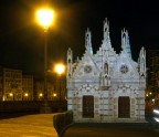 La recente foto di liucguru mi ha fatto venire voglia di andarmi a rivedere la chiesa di Santa Maria della Spina in notturna. Accludo alcune delle foto che ho scattato (si fa per dire, sono tutte pose) questa sera.
Lumix DMC FZ50, f/6.2, tempi da 2.5 a 4 sec; 29/11/2007 ore 19:40 - 20:05