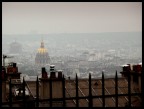 La cupola de "Les Invalides" dalla collina di Montmartre in una giornata di nebbia