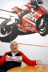 Gabriele del Torchio, neopresidente di Ducati, ritratto durante un'intervista. un suggerimento per chi si diletta con il genere: cercate di non limitarvi a ritrarre solo i visi delle persone ma cercate attraverso la foto di raccontare qualcosa in pi della semplice faccia di un soggetto, ovvero chi , che mestiere fa etc. 
un ritratto se ben contestualizzato comunica immediatamente e ci vale non solo in presenza di 'peersonaggi' ma con chiunque abbiate davanti.