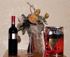 Un calice, con dentro una composizione floreale, situato tra una bottiglia di un rosso siciliano ed un amaro da tavola che ne esaltano la bellezza. Un calice che trasmette tutta l'armonia di queste feste natalizie e la gioia di poter brindare ad un altro anno con le persone care. Auguri a tutti.