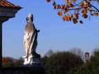 Sulle mura di Lucca, a Porta San Donato.
DMC FZ50, f/7.1, 1/500, ISO 100, lungh. foc equiv. 90 mm; 4/11/2007 ore 9:54