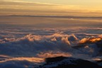 "mare" di nuvole che si infrangono sugli "scogli" delle montagne...