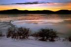 Dicembre 2007 
Il lago di Campotosto (L'Aquila), si presentava parzialmente ghiacciato. 
Fotocamera Kodak DX_7630 su cavalletto.