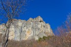 Dante Alighieri dal IV canto del Purgatorio:
 Vassi in Sanleo, e discendesi in Noli; / montasi su in Bismantova e in Caccume / con esso i pi; ma qui convien ch'uom voli