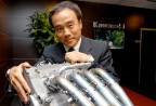 Il presidente di Kawasaki Europe Yioshitaka Tamura abbraccia con orgoglio il motore della MotoGP 2007