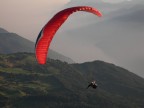 Ecco Andrea con il suo Aeron appena decollato, mentre esegue la sua prima virata. Sullo sfondo il Lago di Garda...
Nikon Coolpix 7900