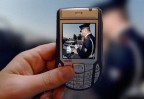 Questo fotomontaggio - la mano e il telefono sono miei, mentre l'immagine del poliziotto  reperita in rete - accompagner un mio articolo sulla rivista abruzzese Buono e Bello nella sezione Matto News