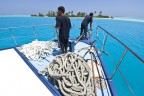 maldive - ancoraggio davanti un isola disabitata maldive - ancoraggio davanti un isola disabitata