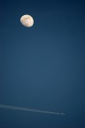 una luna... un aereo... una scia... una luna... un aereo... una scia...