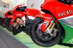 Vittoriano Guareschi, tester ufficiale Ducati Corse, posa tra le moto esposte nel museo della casa di Borgo Panigale. 
Gli attuali successi in MotoGP della Ducati e di Casey Stoner nascono dalla 'manetta' che Vittoriano quotidianamente mette nello sviluppo e nei collaudi della moto, si merita un bell'articolo sulla stampa specializzata dedicato solo a lui e al lavoro che silenziosamente svolge con grande professionalità dietro le quinte.