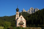 Val di Funes,Chiesetta di Ranui e sullo sfondo le Odle Val di Funes,Chiesetta di Ranui e sullo sfondo le Odle