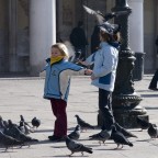 Bambine e piccioni Bambine e piccioni