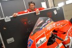 Un secondo ritratto di Vittoriano Guareschi, tester ufficiale Ducati, insieme alla moto n27 portata al successo mondiale da Casey Stoner nel 2007. Vittoriano  il pilota che sviluppa le MotoGp della casa di Borgo Panigale e gran parte dei risultati vincenti della moto italiana sono da attribuire alla sua manetta e al suo lavoro dietro le quinte. 
La location  l'officina della squadra corse e vittoriano posa all'interno di una delle casse in cui vengono trasportati i materiali