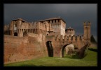 Sabato 12 aprile, mentre facevo una passaggiata lungo le mura e nel fossato del castello di Soncino (CR), il tempo non prometteva nulla di buono ma ad un certo punto le nubi si aprono per cinque minuti, il tempo necessario per creare un ottimo gioco di luci; il vizio di portarmi appresso l'attrezzatura non  stato inutile.