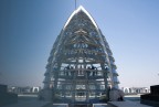 Dalle vetrate a specchi del ristorante Kfer ho tratto questa immagine, che ne trasforma la forma, ma ne lascia intatta la bellezza architettonica.