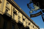 Architettura e caff inuna via del centro di Torino